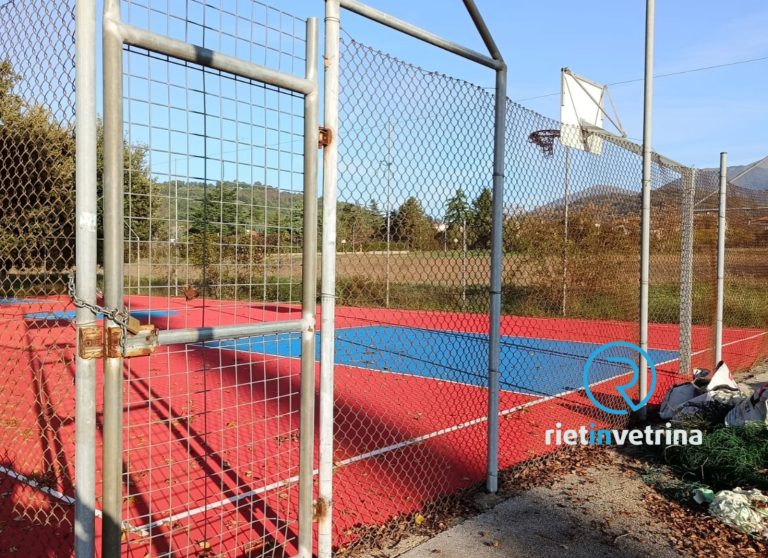 SEI TU IL REPORTER – “Come mai il campo da basket di Vazia non è fruibile? Da giorni chiuso con i lucchetti”
