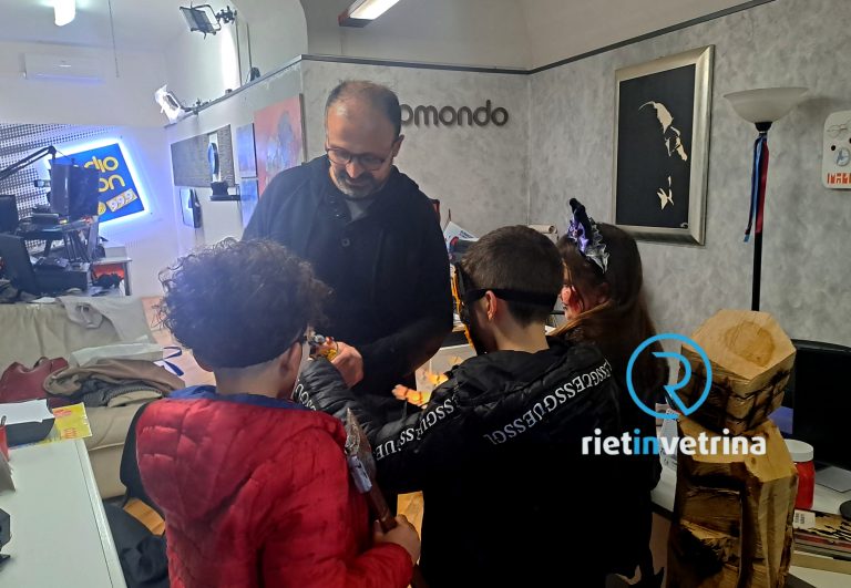 Da Rietinvetrina e Radiomondo caramelle e bonbon ai bimbi in festa per Halloween. Evitato il temuto scherzetto!