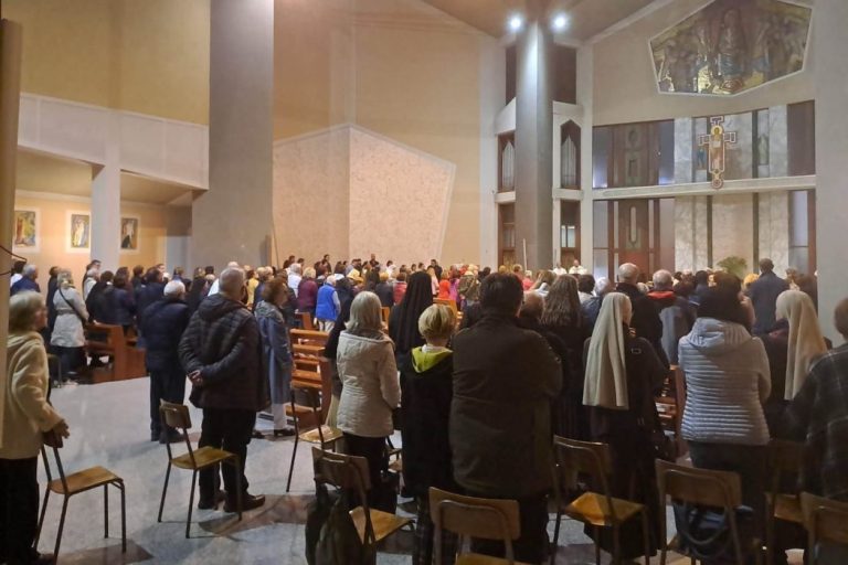 Decine di fedeli si sono ritrovati a Regina Pacis in nome della Pace