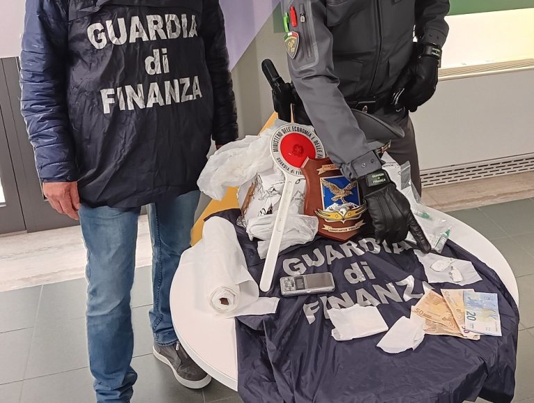 Spacciatore non si ferma all’alt, investe un finanziere e scappa a piedi a Campomoro. Acciuffato dopo inseguimento