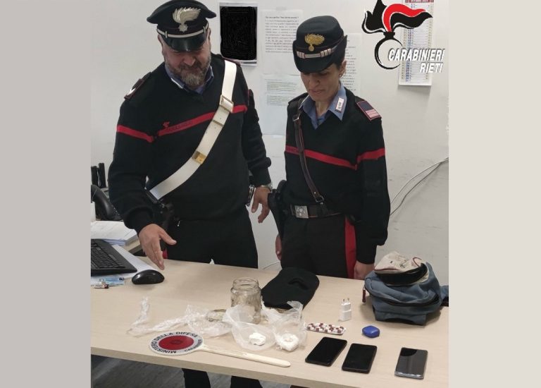 Spacciatori lanciano sassi ai carabinieri dopo esser stati scoperti. Bonificato bivacco a Santa Rufina