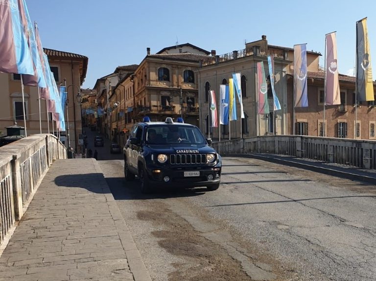 20enne straniero ruba capi di abbigliamento in un negozio di Rieti. Arrestato dai carabinieri