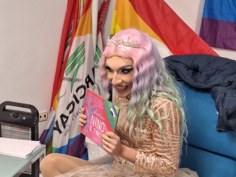 Sala gremita a Rieti per le letture ai bambini della Drag Queen Cristina Prenestina