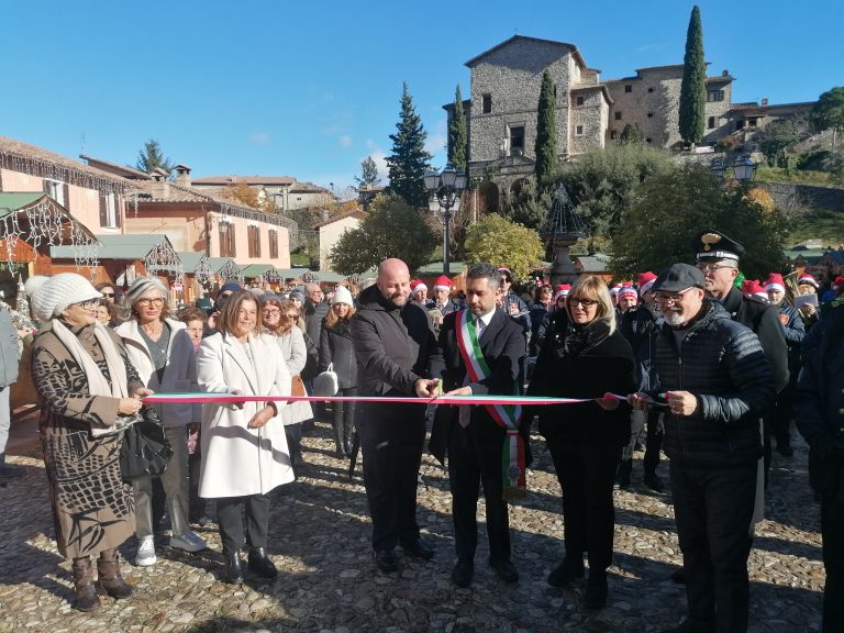 Greccio accende il Natale e fa il pieno di visitatori per l’inaugurazione della 26ª Mostra Mercato di Natale – LE FOTO