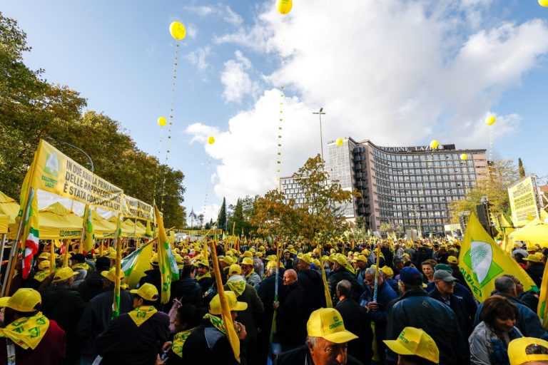 Migliaia di agricoltori in protesta davanti la Regione Lazio
