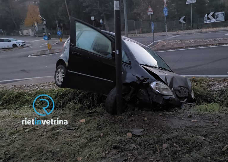 Grave incidente nella rotatoria di Campomoro. Auto finisce contro palo della illuminazione