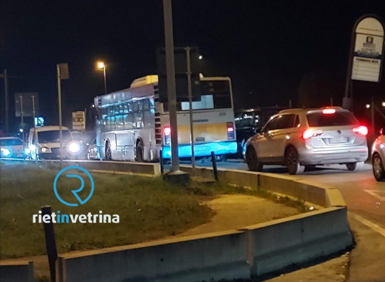 SEI TU IL REPORTER – “Questo il caos nato davanti al de Lellis per colpa delle auto in divieto di sosta”