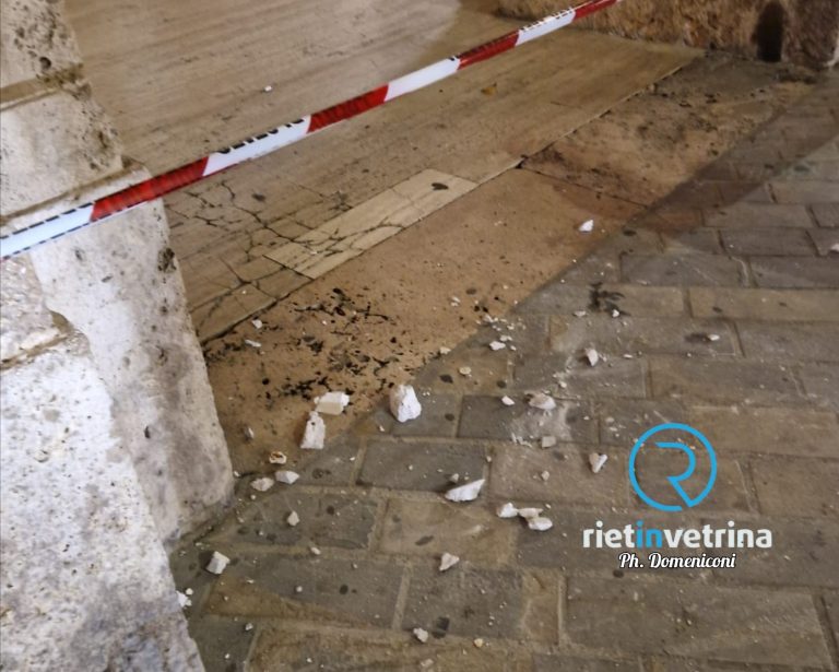 Caduti calcinacci dal Palazzo comunale di Rieti. Area delimitata