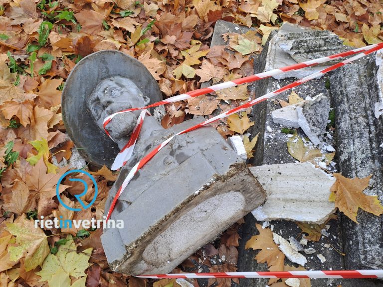 Rieti, a terra il busto del generale La Marmora col basamento frantumato: colpa del gelo o di atto vandalico?