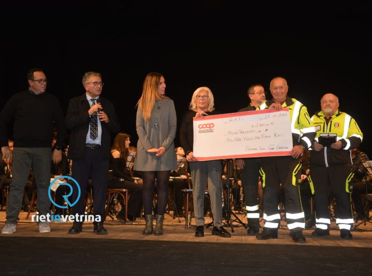 Applausi al Vespasiano per il concerto della Wind Orchestra EPN per Santa Barbara nel Mondo – LE FOTO