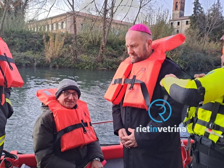Processione di Santa Barbara, monsignor Piccinonna è il primo Vescovo a salire sulla barca della Patrona in 22 anni