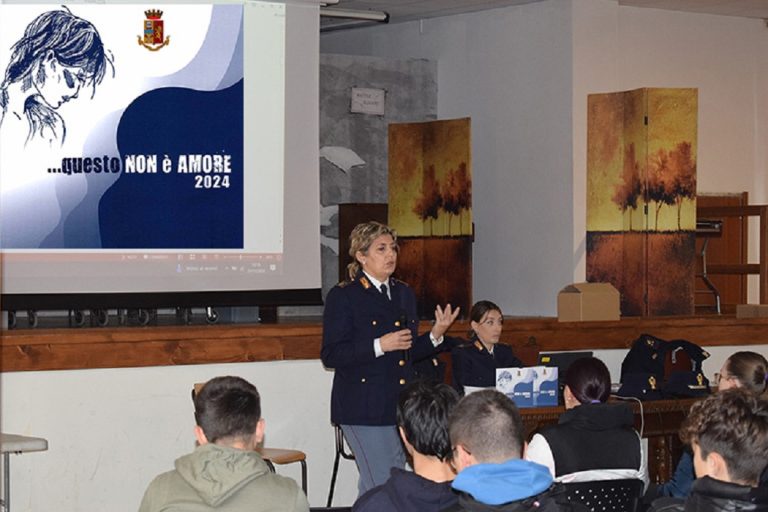“Questo non è amore”, le poliziotte della Questura di Rieti incontrano gli studenti del Costaggini