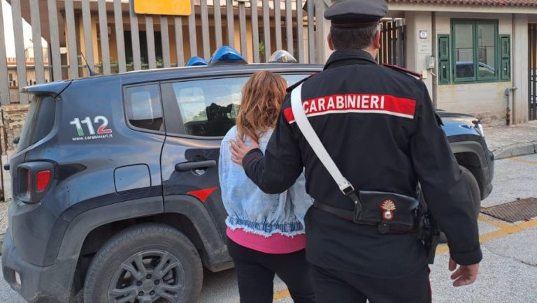 25enne straniera si scaglia contro carabinieri intervenuti per sedare una lite. Un militare finisce in ospedale