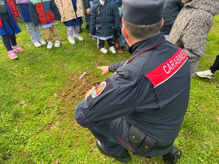 I Carabinieri Forestali festeggiano “La Giornata dell’Albero” con i piccoli alunni delle scuole