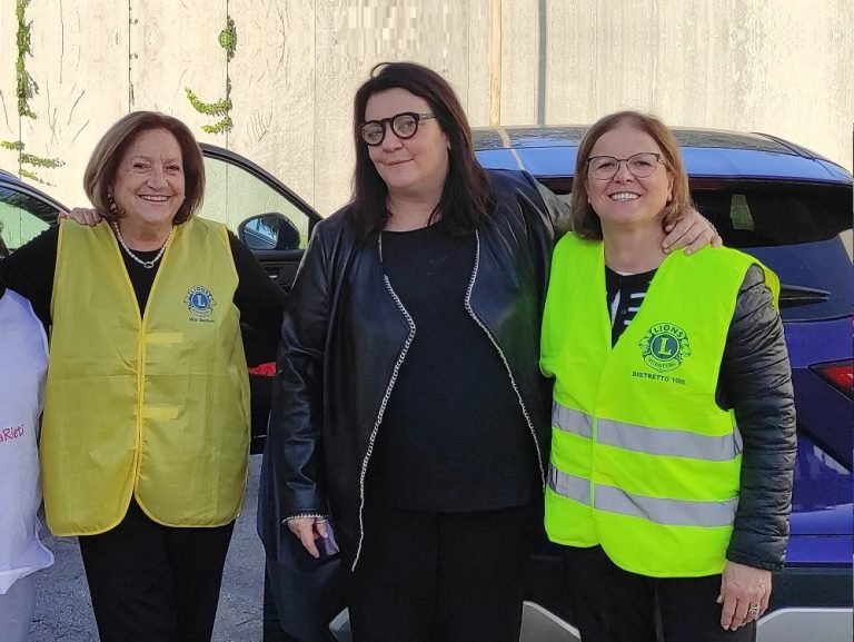 Il Lions Club Micigliano Terminillo dona vestiti all’Associazione Sant’Erasmo di Nanina Colore