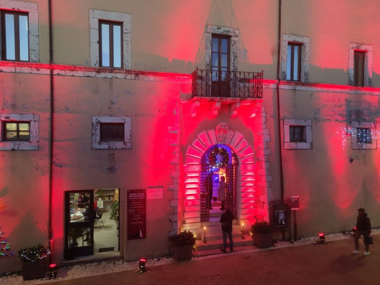 Si illumina di rosso il Museo Civico Archeologico della Sabina Tiberina