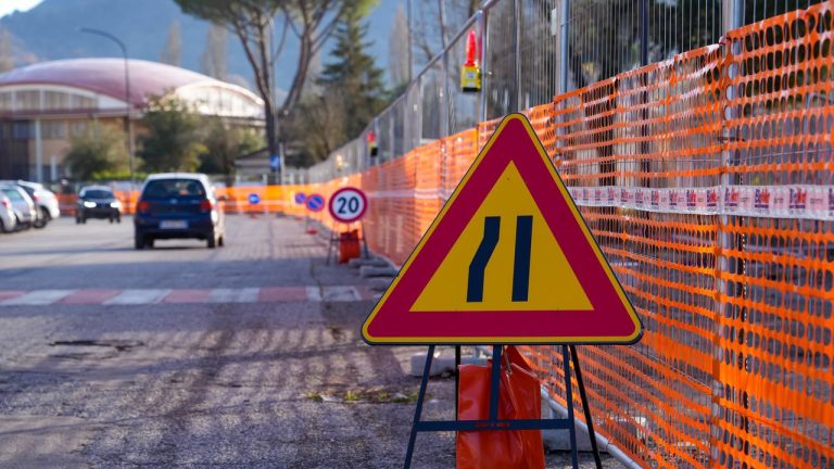 Proseguono i lavori in via dei Glicini e piazzale Leoni