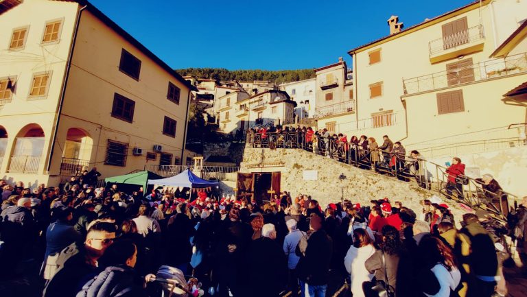 A Poggio Bustone infanzia e primaria animano l’iniziativa “Il paese diventa presepe”