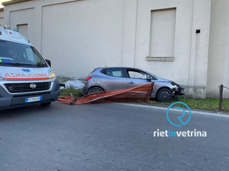 Auto si schianta contro il muro di viale Morroni