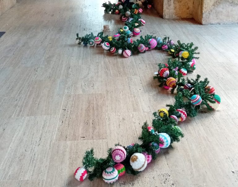“Unite da un filo”, piazza del Comune a Rieti si colora di Natale grazie alle donne del Centro Antiviolenza Angelita