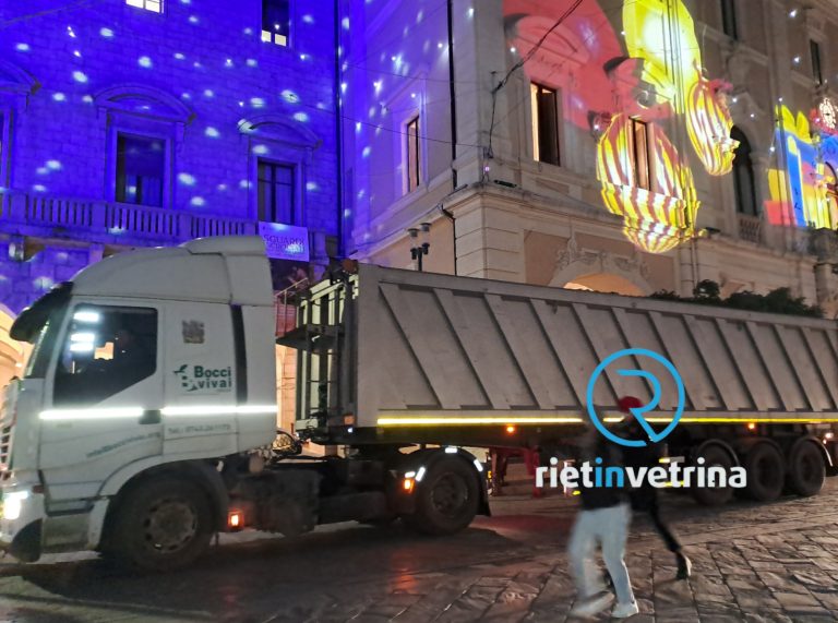 ►VIDEO – È arrivato in piazza Vittorio Emanuele II l’albero di 13 metri del Natale 2024 di Rieti