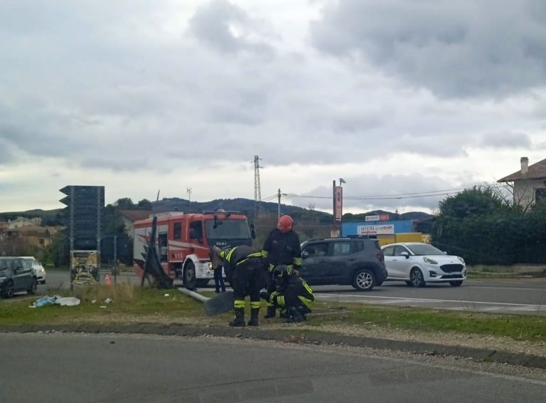 Incidente sulla Salaria per Roma: abbattuto un lampione