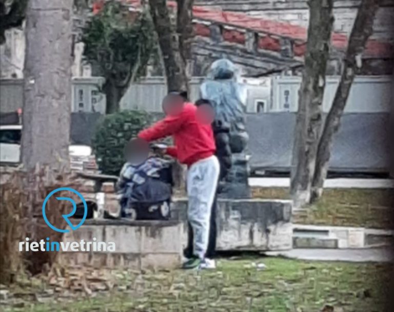 In piazza Oberdan una barberia all’aperto. Si tagliano anche i capelli!