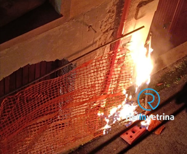 Nella notte in via Pellicceria a fuoco una impalcatura