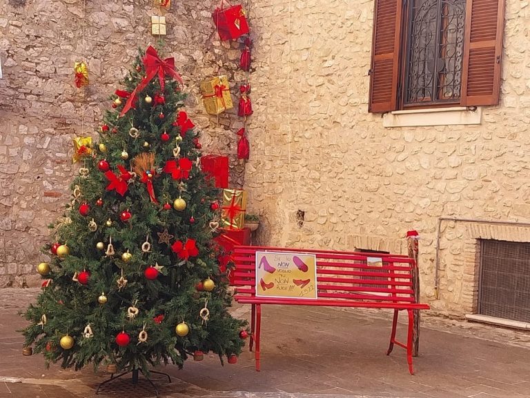 Un Natale tutto rosso a Fara in Sabina contro la violenza sulle donne
