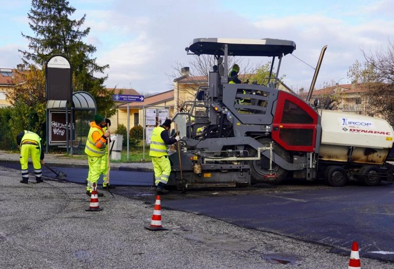 Senso unico alternato in via Martiri delle Fosse Reatine per lavori di asfaltatura