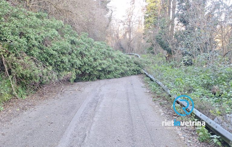Frana sulla strada per Girgenti. Paese isolato