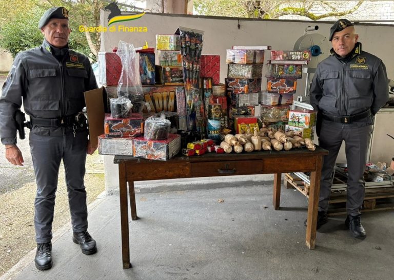Rieti, la Guardia di Finanza sequestra 28 chili di fuochi d’artificio illegali detenuti da un italiano in garage
