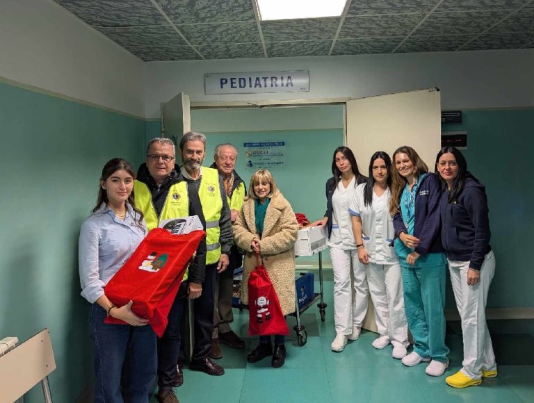 Donati panettoni e peluche ai bimbi della Pediatria de Lellis e torroni ai degenti della Cardiologia