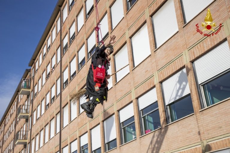 ►VIDEO – La Befana dei Vigili del Fuoco vola a 19 metri di altezza per regalare doni ai bimbi della Pediatria de Lellis