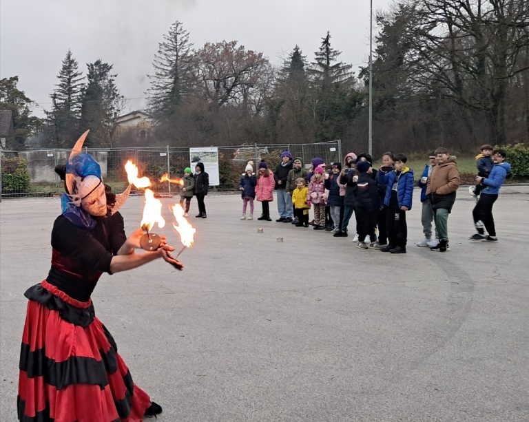 A Rivodutri la Befana è arrivata sui trampoli per i bambini di ogni età