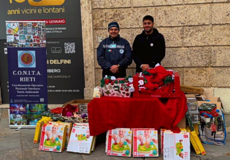 Magia e Gesti di cuore per i bambini: donate in piazza calze della befana e giochi