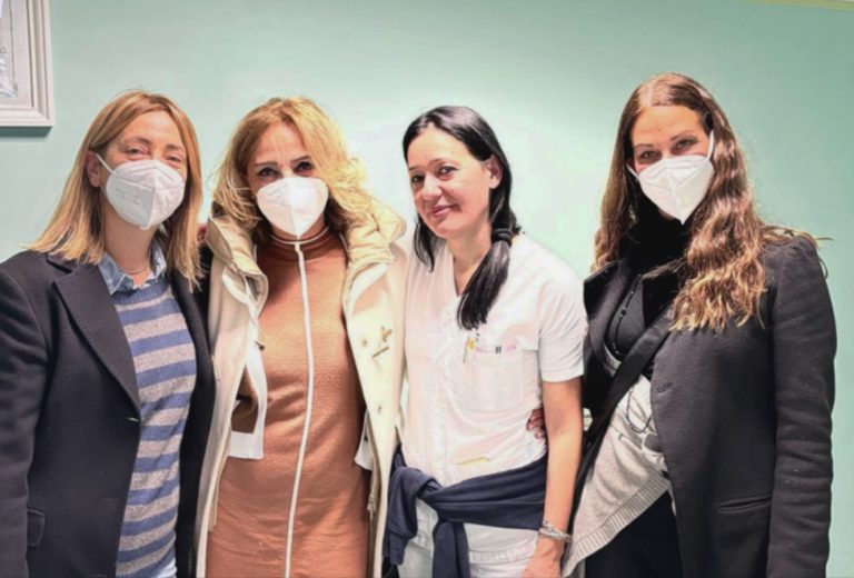 Le consigliere Di Marco e Purificati con Sofia Ranch portano doni ai bimbi della Pediatria de Lellis