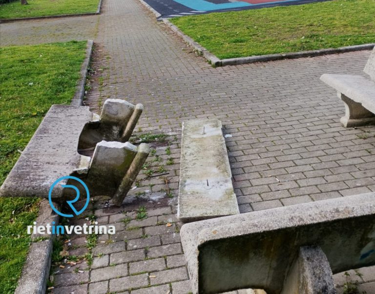 Ancora vandali in azione. Panchine distrutte in via Sandro Pertini