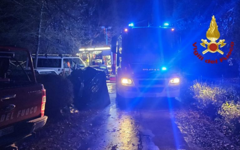 Vasto incendio in un seminterrato. Intervengono i Pompieri per spegnere le fiamme