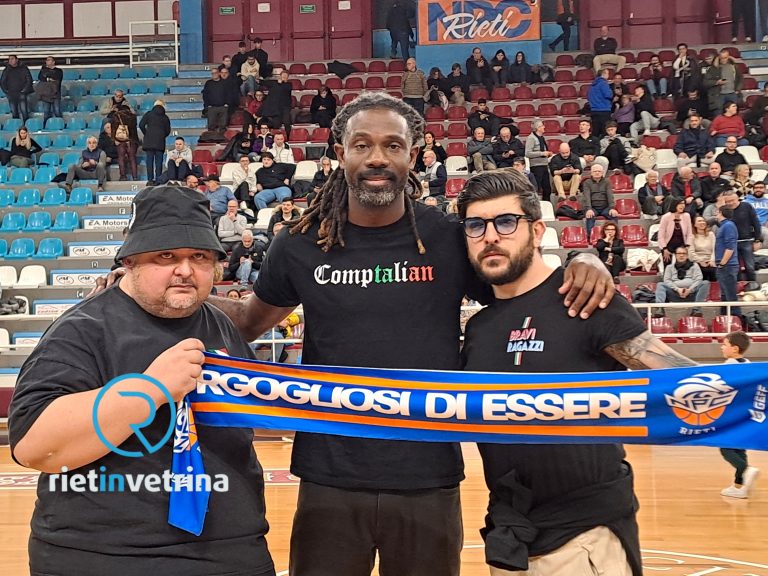 La curva NPC dona sciarpa ricordo a Bobby Jones