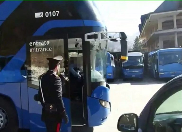 Tenta di obbligare la fidanzata a scendere dal COTRAL. Denunciato per interruzione di pubblico servizio