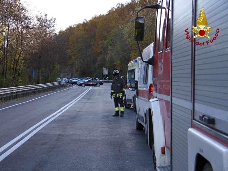 Maxi incidente sulla Salaria per Roma. Auto si ribalta: quattro le vetture coinvolte