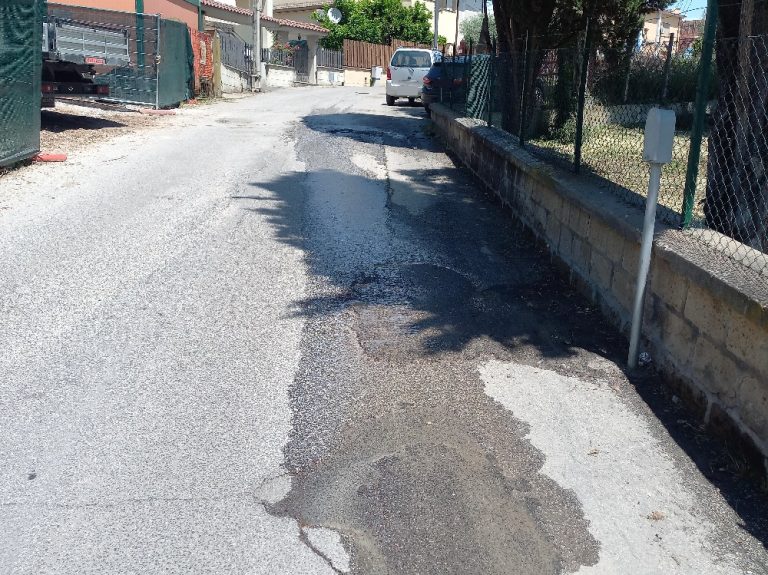 SEI TU IL REPORTER – Dino: “C’è una perdita di acqua in via Numa Pompilio di Fara in Sabina”