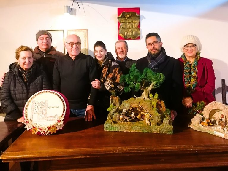 Ernesto De Simone vince il Concorso migliore rappresentazione della Natività di Greccio. Sul podio Simonetta Panunzi e Gabriella D’Urso