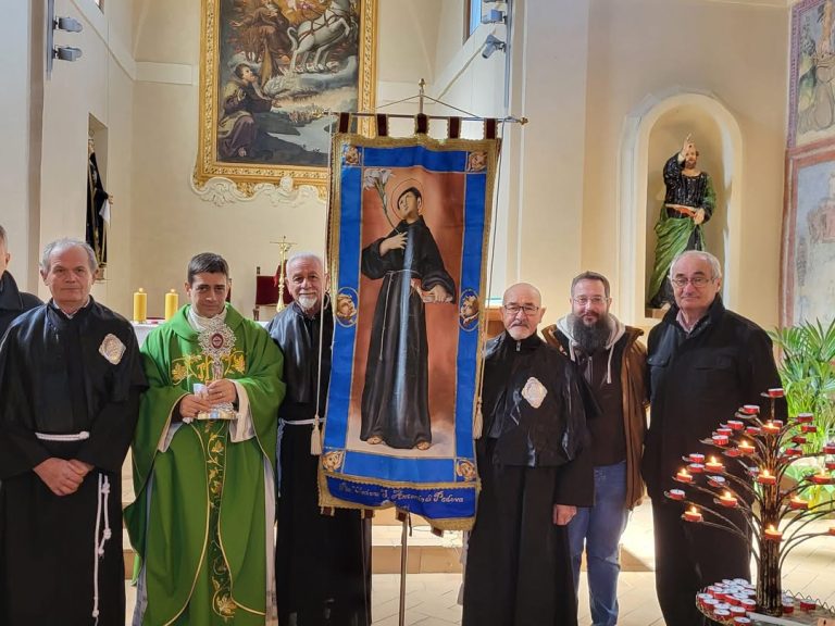 La Pia Unione con la reliquia di sant’Antonio presente alla Santa Messa nella Chiesa di Sant’Elia