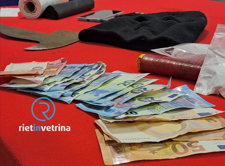 Arrestato spacciatore straniero. Era pronto a colpire con piccone e roncola. Aveva un bivacco a Reopasto