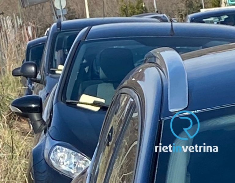 Finalmente una stretta sulle auto posteggiate selvaggiamente fuori dal de Lellis. Pioggia di multe