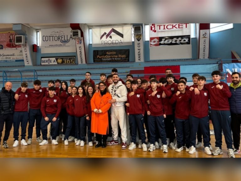 Il campione di Kickboxing Mattia Faraoni incontra gli alunni dello Jucci