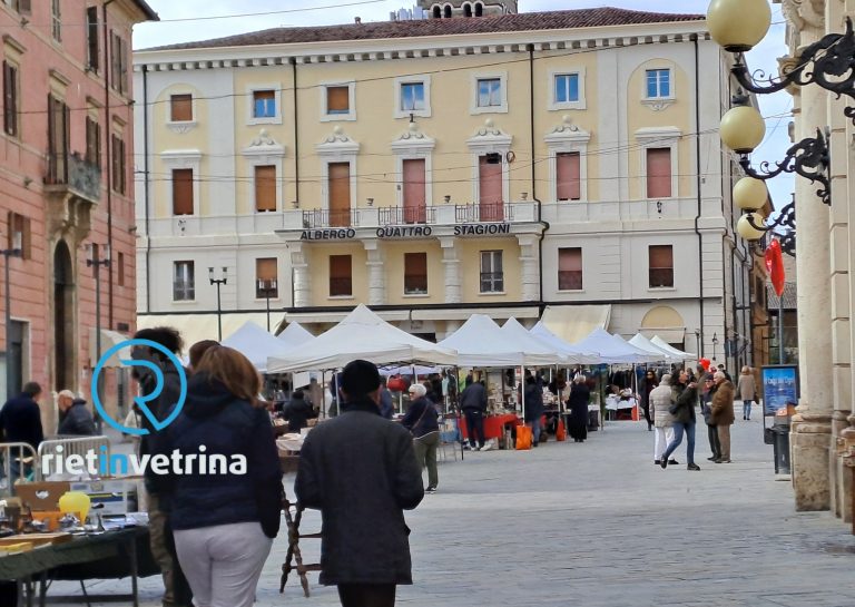 In piazza del Comune a Rieti c’è il Mercatino dell’Antiquariato