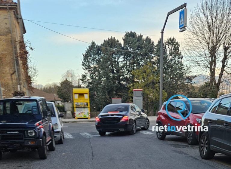 Auto contromano in via Cavone rischiando di provocare un frontale